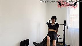 אוננות בחדר הכושר עם וייב לטינה חמה!