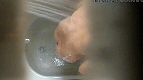 Aku Gak Bisa Berhenti Nonton Dia di Kamar Mandi, Puting Itu Bikin Aku Gila!