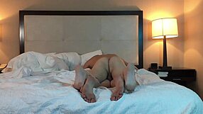 Гледай тази гореща татуирана дребна 18+ жена се чука hardcore!