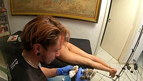 pagando um boquete enquanto faço uma tattoo - mirella montana