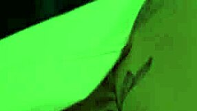 S1E1 belle-mère partage un lit à l’hôtel, sa chatte serrée défoncée sur le côté jusqu’au facial