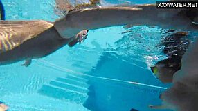 Polina Rucheyok, nimm es tief in deinen Mund unter Wasser jetzt.