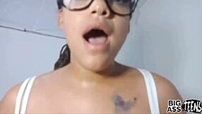 Pendant que beau-papa est absent, belle-maman me baise à fond dans sa chambre !