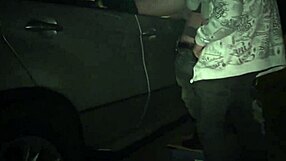 Blondine krijgt spuit op gezicht in publieke auto orgie