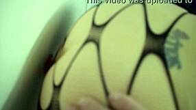 用手指和假阳具让你硬邦邦湿漉漉