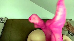 ¿Está esta bimbo lista para entrenamiento con dildo?