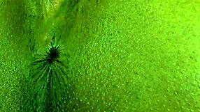 このイギリスのミルフがソロでストリップして誘惑するのを見るのが好き