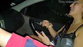 แม่บ้านหื่นเย็ดคนส่งของกลางแจ้งในรถตอนกลางคืน