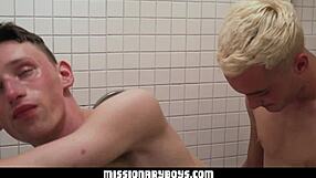 По дяволите, виж тези Mormonboyz! Старейшини момчета чукат сурово в горещи душове след див трио!