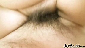 Vill du se blyg Tokyo-styvmamma stöna medan jag tar henne bakifrån i uniform?