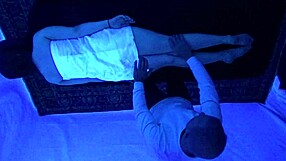 Gigi Breeze siyah ışık masajıyla zirvede