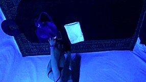 Gigi Breeze siyah ışık masajıyla zirvede