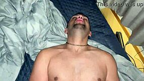 Két nagy faszú srác keményen basz gőzös melegek hálószobában