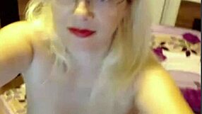 Imádom nézni ezt a szőke MILF-et, ahogy önmagát öklözi a kamban