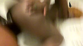 Поймал горячую кузину в душе и врезал свой огромный хуй глубоко в нее.