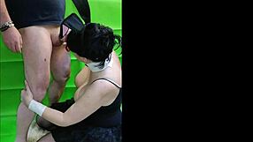 زوجة أب زانية في أذنين أرنب وفستان أسود مهانة بكتابة على الجبهة!