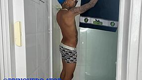 Comendo amiga magrinha na casa