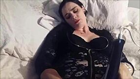 Oye, mira a esta MILF zorra tocarse mientras fuma