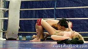 Glamour europæiske babes bryder hårdt og slikker barberede fisser i dampende oralsex-kamp.