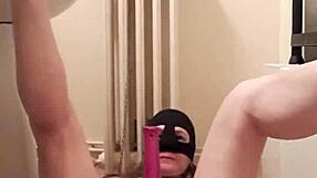 Sclav exersează abilități bucale în sesiune BDSM