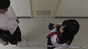 Japanske studerende Sayaka Aishiro sutter professor i ucensureret oral scene