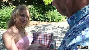 Ung sexig tjej längtar efter gammal gubbes kuk djupt i sin trånga mun