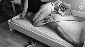 Skrivna kamera ujame varajočo ženo s krivuljastimi velikimi naravnimi cicami. Njeno skrivno afero razkrije v šokantnih podrobnostih.