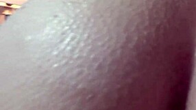 Když manžel odejde do práce, tahle podvádějící žena zase šuká s nejlepší kamarádkou.