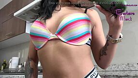 用黄瓜自慰，剃毛荡妇狂野单人探索