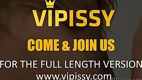 לסביות בלונדיניות אירופאיות מלקקות ומנשקות כוס ב-HD