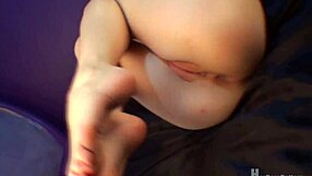 Luluflexychick flexes and spreads her ass in detailed poses