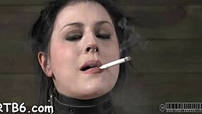 Эй, глянь на эту связанную шлюху, мокрую от жесткого BDSM в дикой сессии?