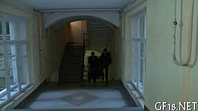 Tenera ragazza stupenda scopata duro per soldi!