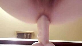 Трахаю свою тесную жопу игрушкой до сильного оргазма.