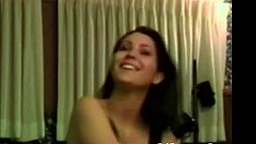 Любительская брюнетка скачет на члене Эда Пауэрса в ретро-сцене