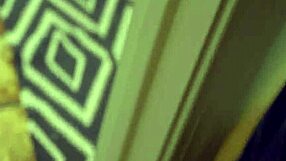 ¿Hermanastra traviesa y amiga contra la verga del hermano?