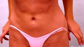 Kurvet stesøster hjelper stebror å komme fort i våte truser nede