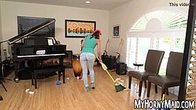 خادمة لاتينية شابة تتعامل مع زب ضخم مقابل فلوس