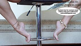 Look at these cute feet with toe rings and anklets walking sexy!