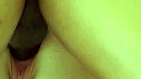 Jovencita engaña con un enorme BBC, inclinándose para una garganta profunda