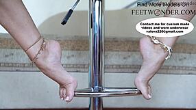 Look at these cute feet with toe rings and anklets walking sexy!