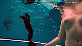 Česká tínedžerka Vesta sa vyzlieka a skáče nahá do verejného bazéna