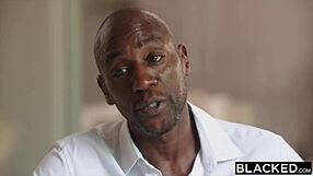 Blacked - Głodna BBC agentka nieruchomości Xxlayna pragnie starszych mężczyzn w pozycji na pieska