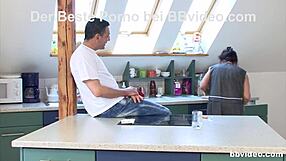 Hausfrauen 9 moden suger og knepper med hængende patter i køkkenet