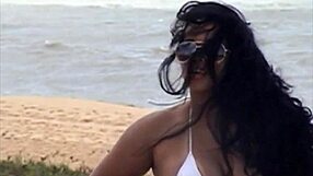 Φιο ντεντάλ δείχνει μουνί στην παραλία Porto Seguro