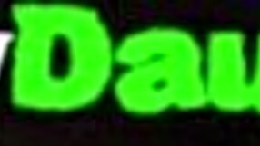 可愛い18+ティーンリズジョーダンが宿題をする時、ステップダディのフィルティリッチが勉強以上の手伝いをする。