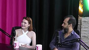 准备好与像Reh Queen这样的豪华伴侣进行谭崔疗法吗？她穿着透明红色内衣！