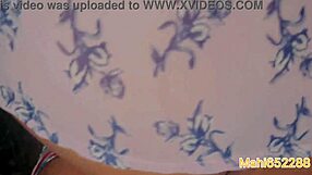 Desi κορίτσι χωριού πηγαίνει στην ζούγκλα για άγρια νυχτερινή δράση