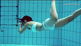 สาวผมน้ำตาลร้อนโชว์หีโกนในบิกินีใต้น้ำ