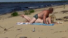 אמא עם תחת גדול משתוללת בחוף בכל החורים